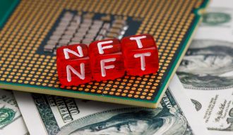 des dés sur un circuit imprimé forment les lettres "NFT"